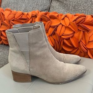 ❣️Urban Outfitters Tan Suede Heeled Boots❣️